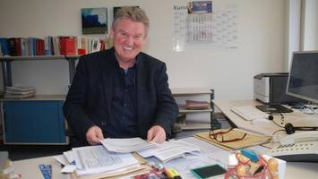 „Du hässlicher Zwerg“: Gerichtsdirektor reagiert auf Beleidigung überraschend