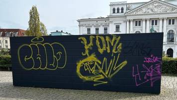 „schrecklich und beschämend“: holocaust-mahnmal vor altonaer rathaus beschmiert