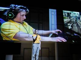 Theater: Verlegen in der Raucherecke, aber virtuell ein Videospielstar