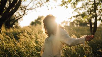 Laut Psychologie ist der Frühling die beste Zeit, um mentalen Ballast loszuwerden – Frühlingsfenster und persönliche Farbimpulse helfen dabei.