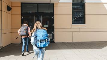 Hausmeister erwischt Dieb, der monatelang Buchstaben von Schule in Bayern klaut