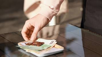 oberkellner storniert die bestellungen seiner kunden und steckt das geld ein – er erbeutet so 45.000 euro