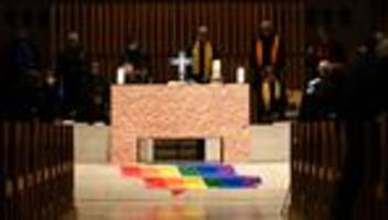 Katholische Kirche: Segnung queerer Paare? Bayern geteilt