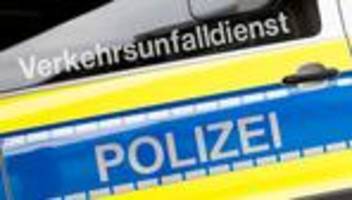 Unfall: Auto verkeilt sich an Stauende unter Lastwagen