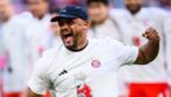 Urlaub oder Weltmeisterschaft?: Kompany als TV-Experte bei der WM? Bayern-Coach muss lachen