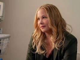 krankenhaus-gerüchte: christina applegate beruhigt fans nach funkstille