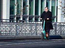 schwere verletzung: laschet bricht sich die schulter bei e-scooter-unfall