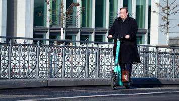 Armin Laschet verletzt sich bei E-Scooter-Unfall – Bild zeigt ihn mit Armschiene