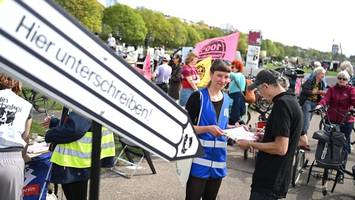 „privat unterschreiben alle“ – unterwegs mit den aktivisten von „berlin autofrei“