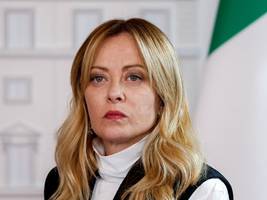 italien: meloni will anwälte dafür bezahlen, migranten zur ausreise zu bringen