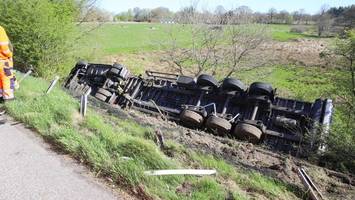 A23 nach schwerem Unfall bis zum Abend dicht – Lkw rammt Sicherungsfahrzeug