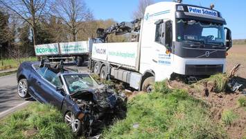 Im Cabrio eingeklemmt: Frau schwebt nach Zusammenstoß in Lebensgefahr