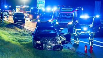 zwei verletzte nach schwerem unfall auf der a1 – ein fahrer flüchtet