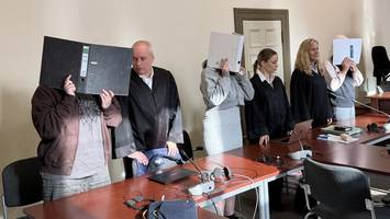 Frauen werfen Flaschen von Brücke auf Autos – und erhalten Bewährungsstrafen