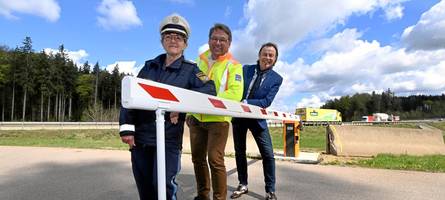da sind schon viele im wald stecken geblieben: wie eine schranke an der a8 verkehrschaos verhindern soll