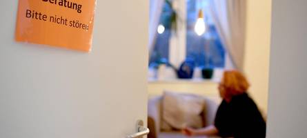 freistaat beschließt gewalthilfegesetz und fördert frauenhäuser mit 67 millionen euro