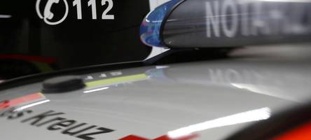 mann hält rettungswagen an und attackiert sanitäterin