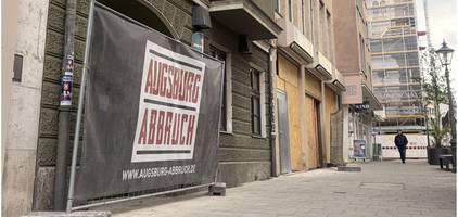 Wirbel um Abbruch-Schild: Plakat vor Gebäude in der Innenstadt löst Verwirrung aus