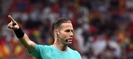 Kuriose Szene: In den Niederlanden geht der Schiri während des Spiels ans Telefon