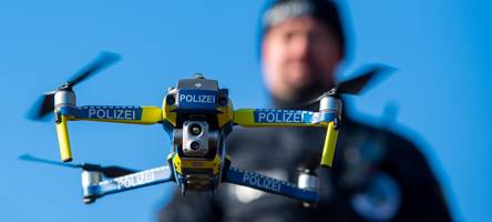 „Verdächtige Wahrnehmung“: 20 Streifenwagen, Hubschrauber und Drohne suchen nach zwei Unbekannten