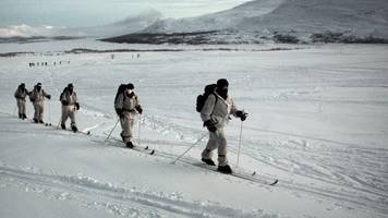 härteprüfung bei minus 60 grad: kanadas soldaten marschieren 5200 kilometer durch die arktis