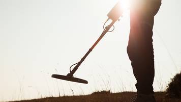 wollte schon seit ewigkeiten eines finden: goldsucher jim entdeckt 800.000 jahre alte schwarze glaskugel