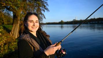 2,40 Meter großer Wels: Anglerin (41) fängt größten Süßwasserfisch nach 2 Stunden „Kampf“