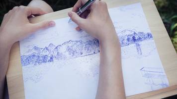 Aarón (16) macht Kunst mit einem Kuli - jetzt eröffnet er seine erste Austellung