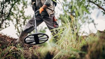 Efrem sucht Autoschlüssel im Wald und stößt auf 4,5 Milliarden Jahre alten Weltraum-Schatz