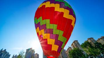 wie aus einem disney-märchen: heißluftballon mit 13 menschen an bord zu notlandung in garten gezwungen