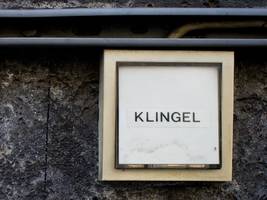 Bedrohung mit Küchenmesser: Klingelstreich eskaliert in Mehrfamilienhaus in Dingolfing