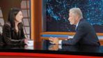Annalena Baerbock bei Jon Stewart: Eine Deutsche im Humor-Ausland
