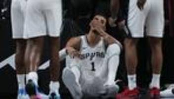 Playoff-Niederlage der Spurs: Mit Gesicht auf Boden geprallt: NBA-Star Wembanyama verletzt