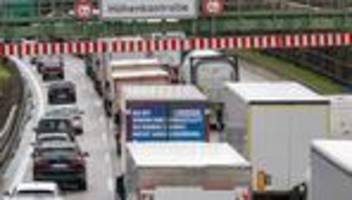 Unfallflucht: Tunnel gesperrt: Fahrer flüchtet nach Schranken-Crash