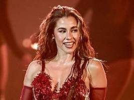 fiese sprüche über ihre brüste: sarah engels macht einen song aus hasskommentaren