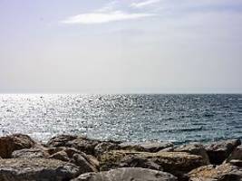 schwere schäden gemeldet: revolutionsgarden attackieren containerschiff vor oman