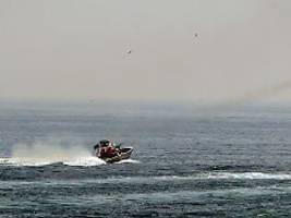 schwere schäden gemeldet: zwei schiffe in straße von hormus beschossen