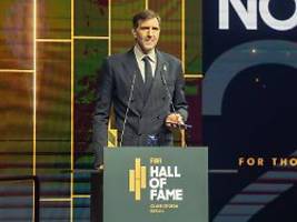 stressige situation: technik-panne lässt nowitzki bei wichtiger rede mächtig schwitzen