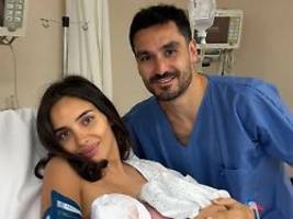 Zwei Tage nach den Baby-News: Ilkay Gündogan zeigt sich mit Frau und Kind