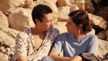 Vom Ankommen und vom Fremdbleiben: „Zwischen uns das Meer“