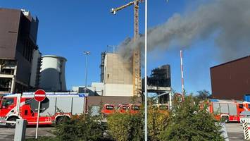Feuer auf Kraftwerksgelände in Berlin-Lichterfelde – Rauchsäule zu sehen