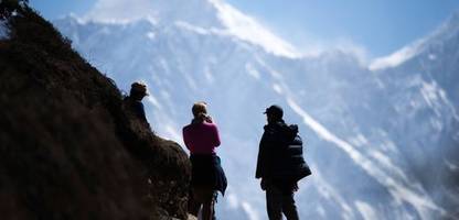 himalaja: zockt eine bergmafia in nepal trekkingtouristen ab?