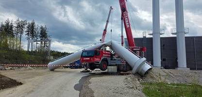 Holzkirchen – Bayern: Kamin stürzt auf Kran