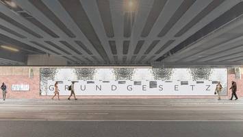 In Bergedorf zieht jetzt das Grundgesetz unter die Eisenbahnbrücke