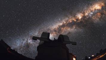 Schwarze Löcher im „Todestanz“ – spektakuläre Kollision in ferner Galaxie?