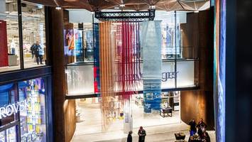 westfield: sechs-meter-kunstinstallation schmückt nun das einkaufsviertel