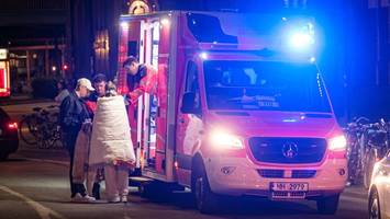 Frau (24) springt an den Landungsbrücken in die Elbe – Decksmann kommt zu Hilfe