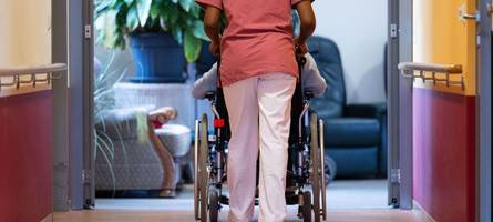 Kapituliert die Koalition vor den hohen Pflegekosten?