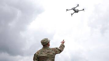 us-militär entwickelt ki-drohne, die feindliche geräte aufspürt und mit roboterarm fängt