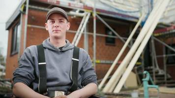 Zimmerer Timm verdient 21,50 Euro pro Stunde